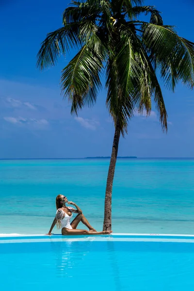 Elegante Braun Gebrannte Frau Weißen Badeanzug Pool Auf Der Tropischen — Stockfoto