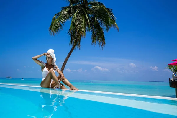 Elegant Tanned Woman White Swimsuit Pool Tropical Maldives Island Beautiful — стокове фото