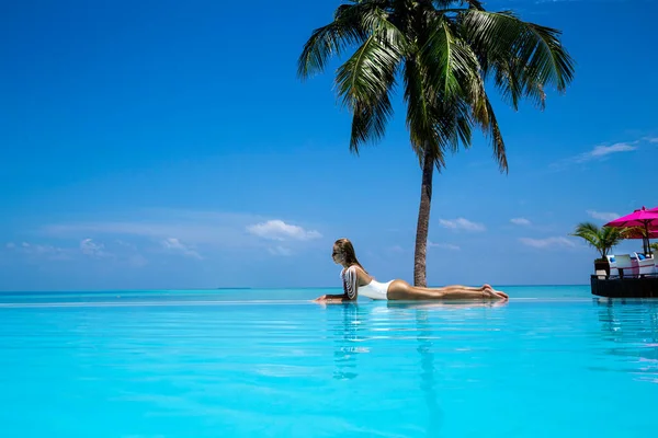 Mulher Bronzeada Elegante Maiô Branco Piscina Ilha Tropical Maldivas Menina — Fotografia de Stock
