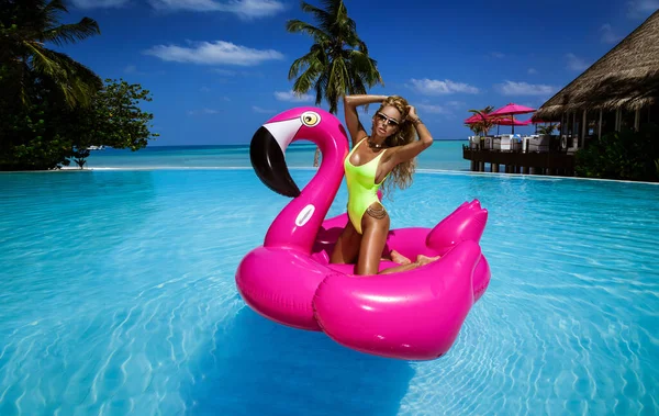 Beautiful Sexy Tanned Woman Pink Flamingo Pool Young Glamour Girl — Stockfoto