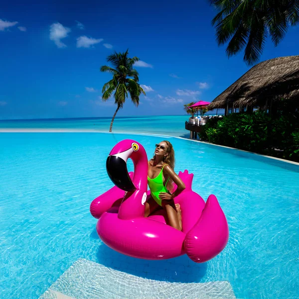 Beautiful Sexy Tanned Woman Pink Flamingo Pool Young Glamour Girl — Fotografia de Stock