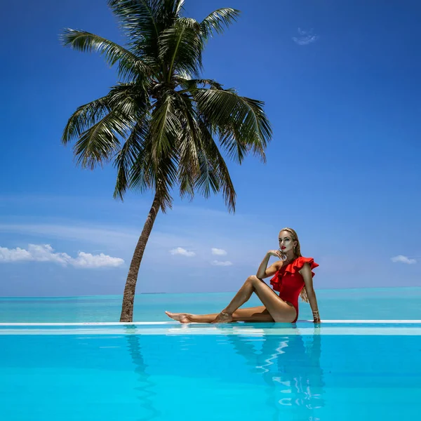 Elegáns Napbarnított Piros Fürdőruhában Medencében Maldív Szigetek Trópusi Szigetén Gyönyörű — Stock Fotó