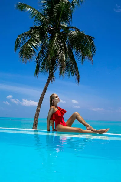 Елегантна Засмажена Жінка Червоному Купальнику Басейні Тропічному Мальдівському Острові Красива — стокове фото