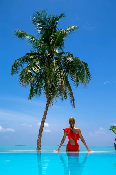 Elegáns Napbarnított Piros Fürdőruhában Medencében Maldív Szigetek Trópusi Szigetén Gyönyörű — Stock Fotó