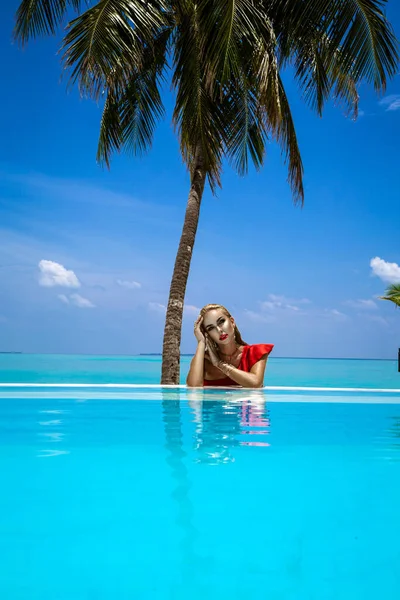 Elegant Tanned Woman Red Swimsuit Pool Tropical Maldives Island Beautiful — стокове фото