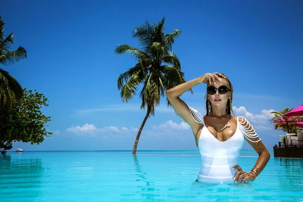 Elegant Tanned Woman White Swimsuit Pool Tropical Maldives Island Bikini — Stockfoto