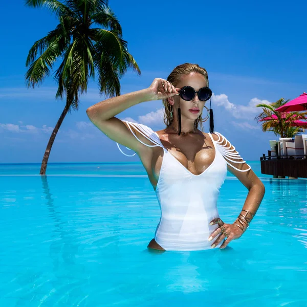 Elegante Mujer Bronceada Traje Baño Blanco Piscina Isla Tropical Maldivas —  Fotos de Stock