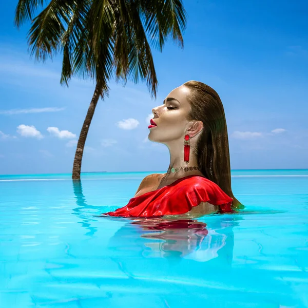 Mulher Bronzeada Elegante Fato Banho Vermelho Piscina Ilha Tropical Das — Fotografia de Stock