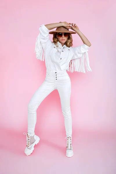 Mode Musim Semi Model Wanita Cantik Dengan Trendi Putih Studio — Stok Foto