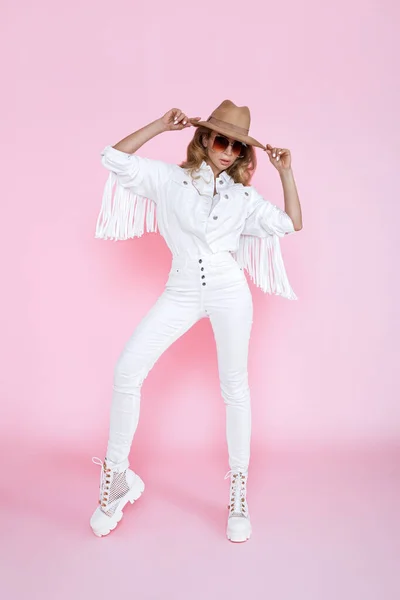 Mode Musim Semi Model Wanita Cantik Dengan Trendi Putih Studio — Stok Foto