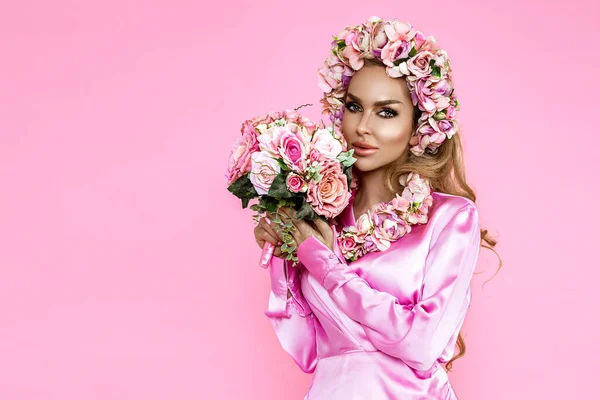 Tavaszi Koncepció Gyönyörű Természetes Koszorúban Virágokkal Tavaszi Smink Szépség Portré — Stock Fotó