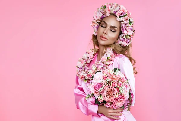 Konsep Musim Semi Wanita Cantik Dengan Karangan Bunga Riasan Musim — Stok Foto