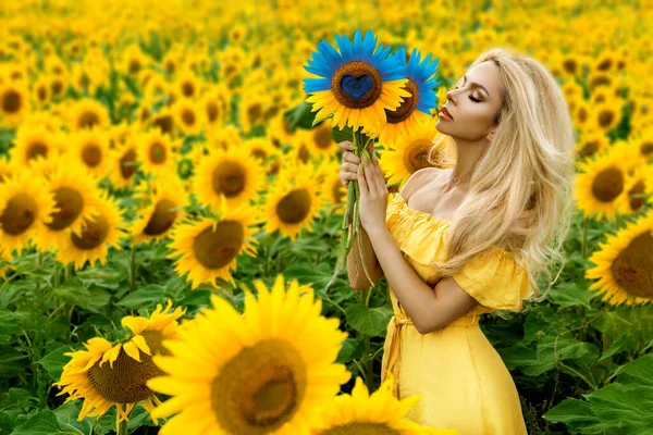 Ukrajinská Dívka Drží Modré Žluté Slunečnice Symbolizující Vlajku Ukrajiny Slunečnicovém — Stock fotografie