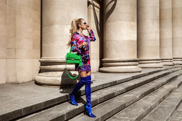 Bahar Yaz Modası Yüksek Model Cazibeli Zarif Bir Kadın Şehirde — Stok fotoğraf