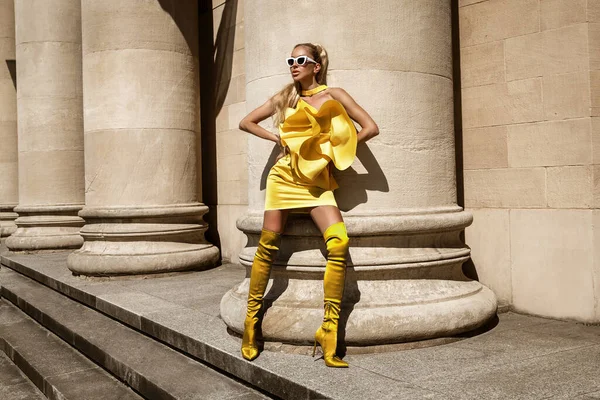 Bahar Yaz Modası Yüksek Model Cazibeli Zarif Bir Kadın Şehirde — Stok fotoğraf