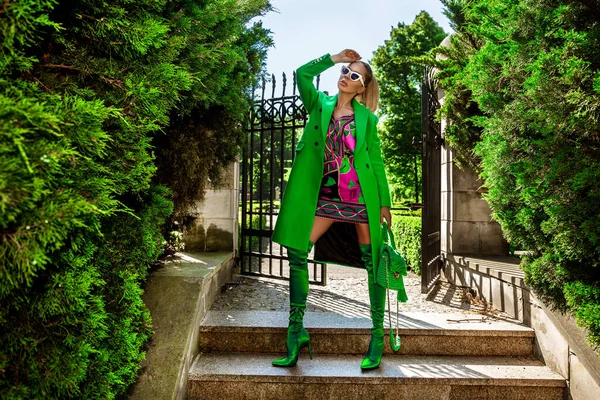 Bahar Yaz Modası Yüksek Model Cazibeli Zarif Bir Kadın Renkli — Stok fotoğraf