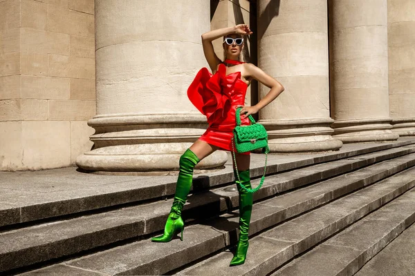 夏ファッション ハイファッションモデル グラマーでスタイリッシュなエレガントな女性 街の赤いドレスの女性モデル 旅行モデル 屋外撮影 赤のお嬢様 ヴォーグ — ストック写真