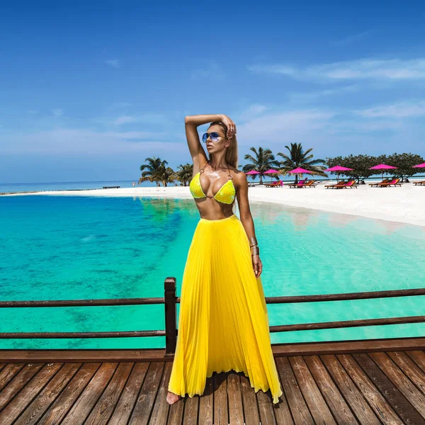 Mulher Bronzeada Elegante Biquíni Amarelo Saia Longa Praia Tropical Ilha — Fotografia de Stock