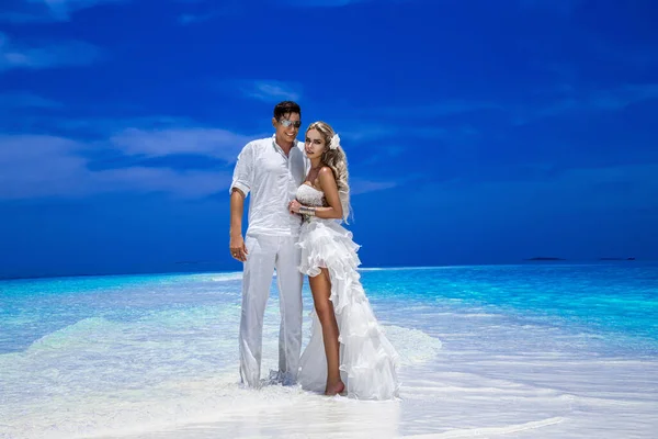 여름의 아름다운 드레스를 부부가 몰디브의 해변에서 있습니다 몰디브의 해변에서 결혼식 — 스톡 사진