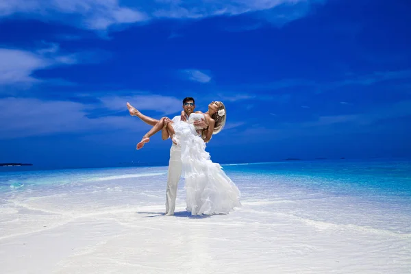 여름의 아름다운 드레스를 부부가 몰디브의 해변에서 있습니다 몰디브의 해변에서 결혼식 — 스톡 사진