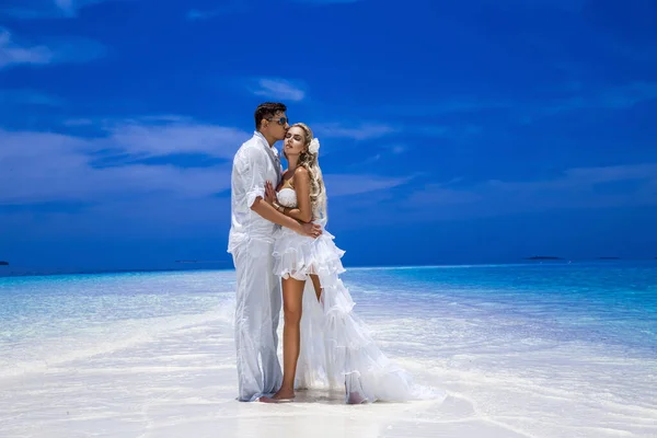 Καλοκαιρινή Αγάπη Όμορφο Ευτυχισμένο Ζευγάρι Ρούχα Γάμου Στέκεται Μια Παραλία — Φωτογραφία Αρχείου