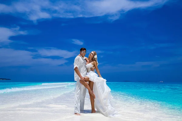 Summer Love Beautiful Happy Young Couple Wedding Clothes Standing Beach — 스톡 사진