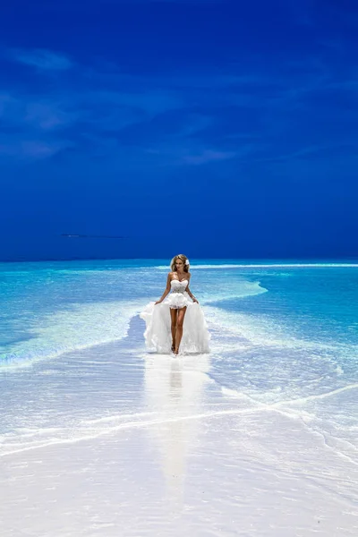 Menyasszony Parton Stílusos Női Modell Elegáns Hosszú Köntösben Maldív Szigetek — Stock Fotó