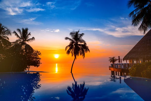 Maldivler Adasında Gün Batımı Lüks Villaları Tatil Köyü Ahşap Iskele — Stok fotoğraf