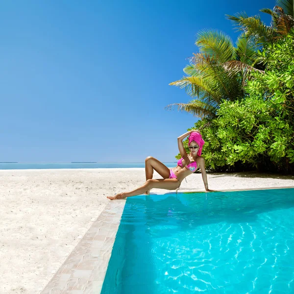 性感的比基尼身材女人在天堂热带海滩玩耍 在马尔代夫玩水玩乐 美丽健康的身体女孩在旅行度假 泳池边的优雅造型 — 图库照片