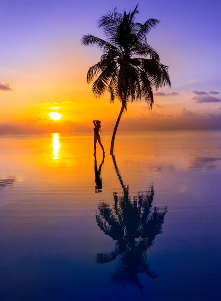 Sunset Maldives Island Luxury Water Villas Resort Pool Palm Tree — Fotografia de Stock