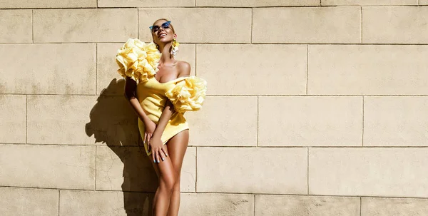 Bahar Yaz Modası Yüksek Model Cazibeli Zarif Bir Kadın Şehirdeki — Stok fotoğraf