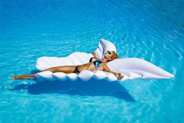 Elegant Female Model Stylish Bikini Lying Butterfly Shaped Mattress Pool — Stockfoto