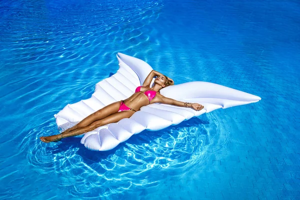 Elegant Female Model Stylish Bikini Lying Butterfly Shaped Mattress Pool — Fotografia de Stock