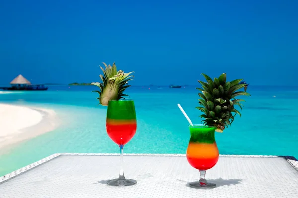 Bocal Fruity Cocktail Beach Table Maldives Island Landscape Tropical Fresh — Φωτογραφία Αρχείου