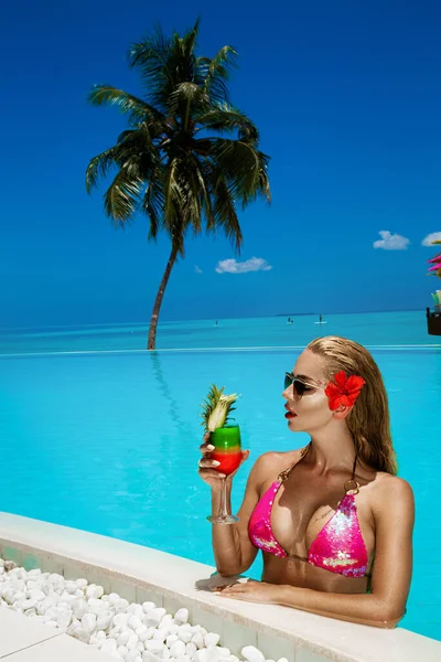 Beautiful Female Model Pink Bikini Standing Pool Holding Colorful Fruity — Stock Photo, Image