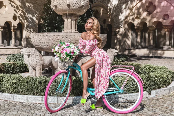 Summer Fashion Elegant Blonde Model Floral Dress Colorful Bike Decorated — Φωτογραφία Αρχείου
