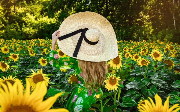 Happy Beautiful Young Girl Straw Big Hat Standing Large Field — Fotografia de Stock