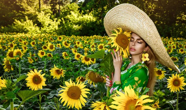 Happy Beautiful Young Girl Straw Big Hat Standing Large Field — Stock fotografie