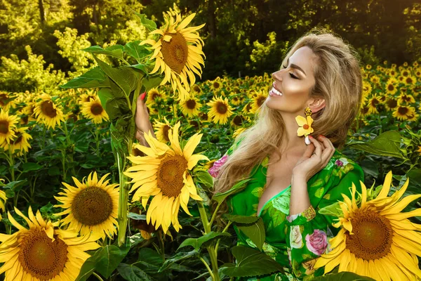 Beautiful Young Woman Field Sunflowers Happy Female Model Holding Sunflower — Fotografia de Stock