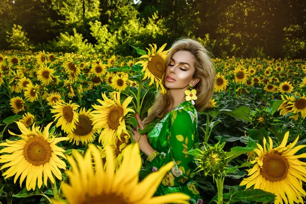 Beautiful Young Woman Field Sunflowers Happy Female Model Holding Sunflower — Stock fotografie