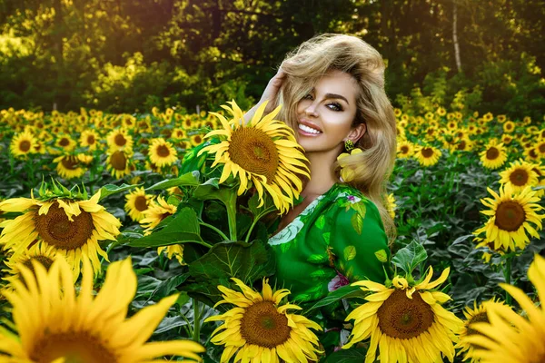 Beautiful Young Woman Field Sunflowers Happy Female Model Holding Sunflower — Fotografia de Stock