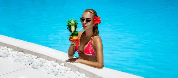 Beautiful Female Model Pink Bikini Standing Pool Holding Colorful Fruity — Fotografia de Stock