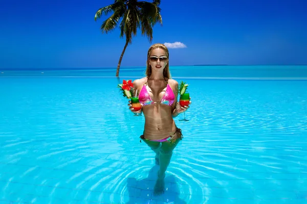 Beautiful Female Model Pink Bikini Standing Pool Holding Colorful Fruity — Fotografia de Stock