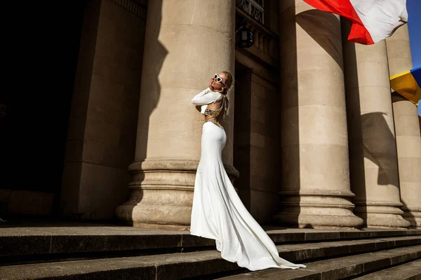 Elegant Luxury Fashion Glamour Stylish Elegant Woman Long Gown White — Foto de Stock