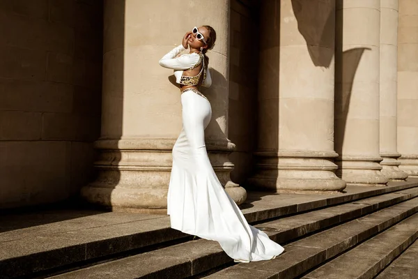 Elegantní Luxusní Móda Půvabná Stylová Elegantní Žena Dlouhých Bílých Šatech — Stock fotografie