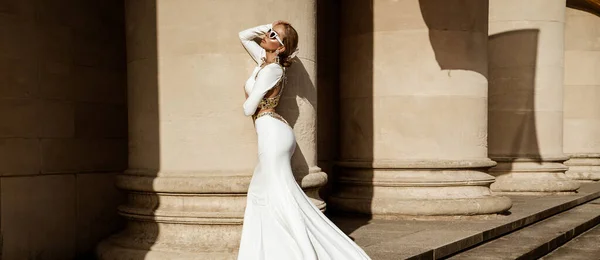 Elegant Luxury Fashion Glamour Stylish Elegant Woman Long Gown White — Stockfoto