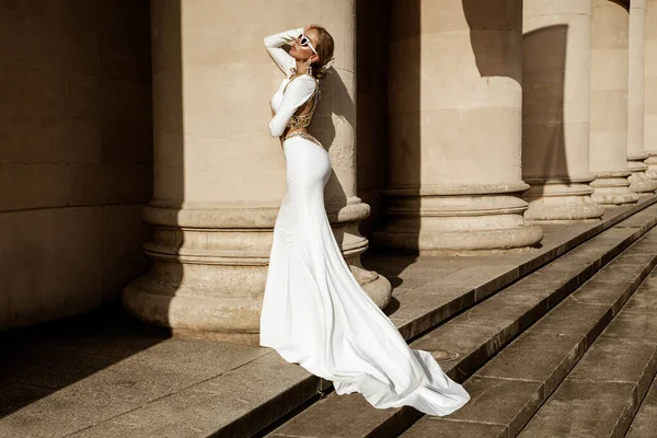 Elegant Luxury Fashion Glamour Stylish Elegant Woman Long Gown White — Foto de Stock