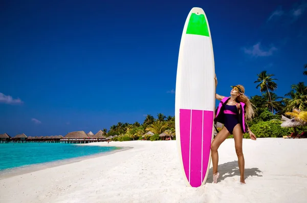 Beautiful Sexy Tanned Woman Bikini Holding Surfboard Maldives Sand Beach — 图库照片