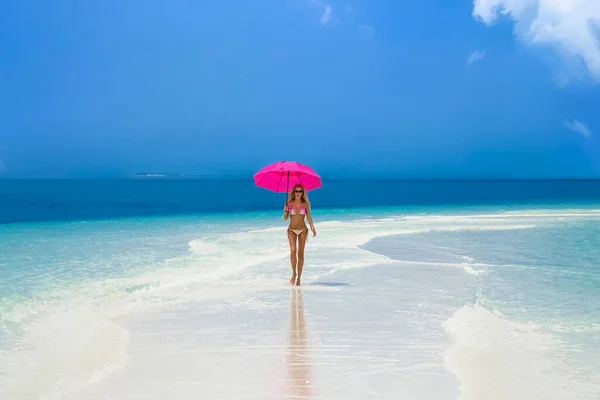 Сексуальная Модель Бикини Розовой Пуговицей Острове Мальдивы Молодая Гламурная Девушка — стоковое фото