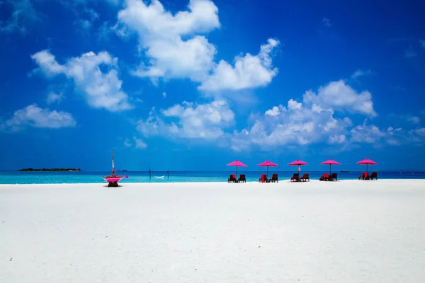 Пейзаж Мальдивских Островах Роскошные Водные Виллы Песчаный Пляж Розовыми Зонтиками — стоковое фото